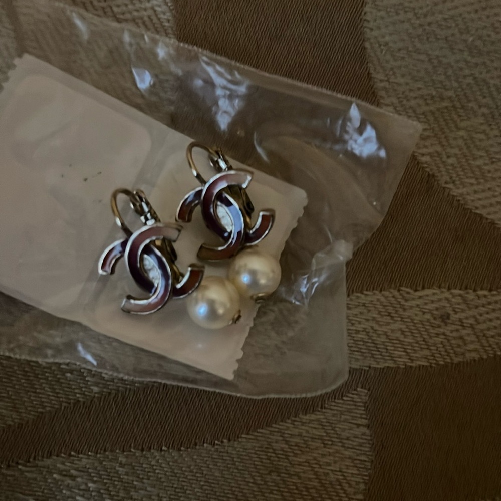 Vintage Chanel Leverback Pearl drop Earrings